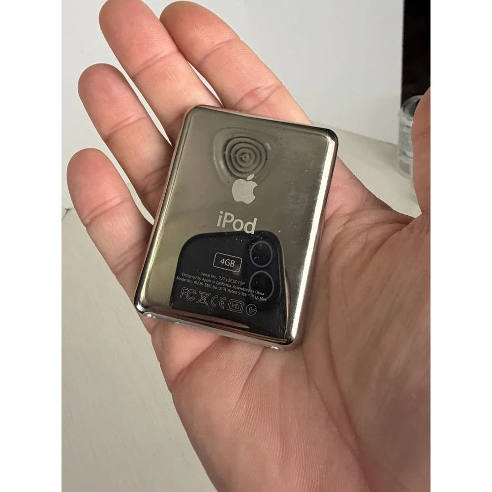 Apple iPod nano 3rd Generation Silver (4 GB)